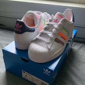 *Only worn once* Adidas Superstar women’s shoe size 7